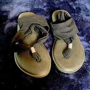 Sanuk yoga sling sandals Size 8